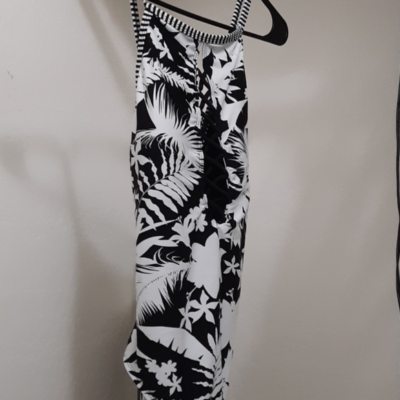 Beautiful Floral Swimsuit - Picture 2 of 4